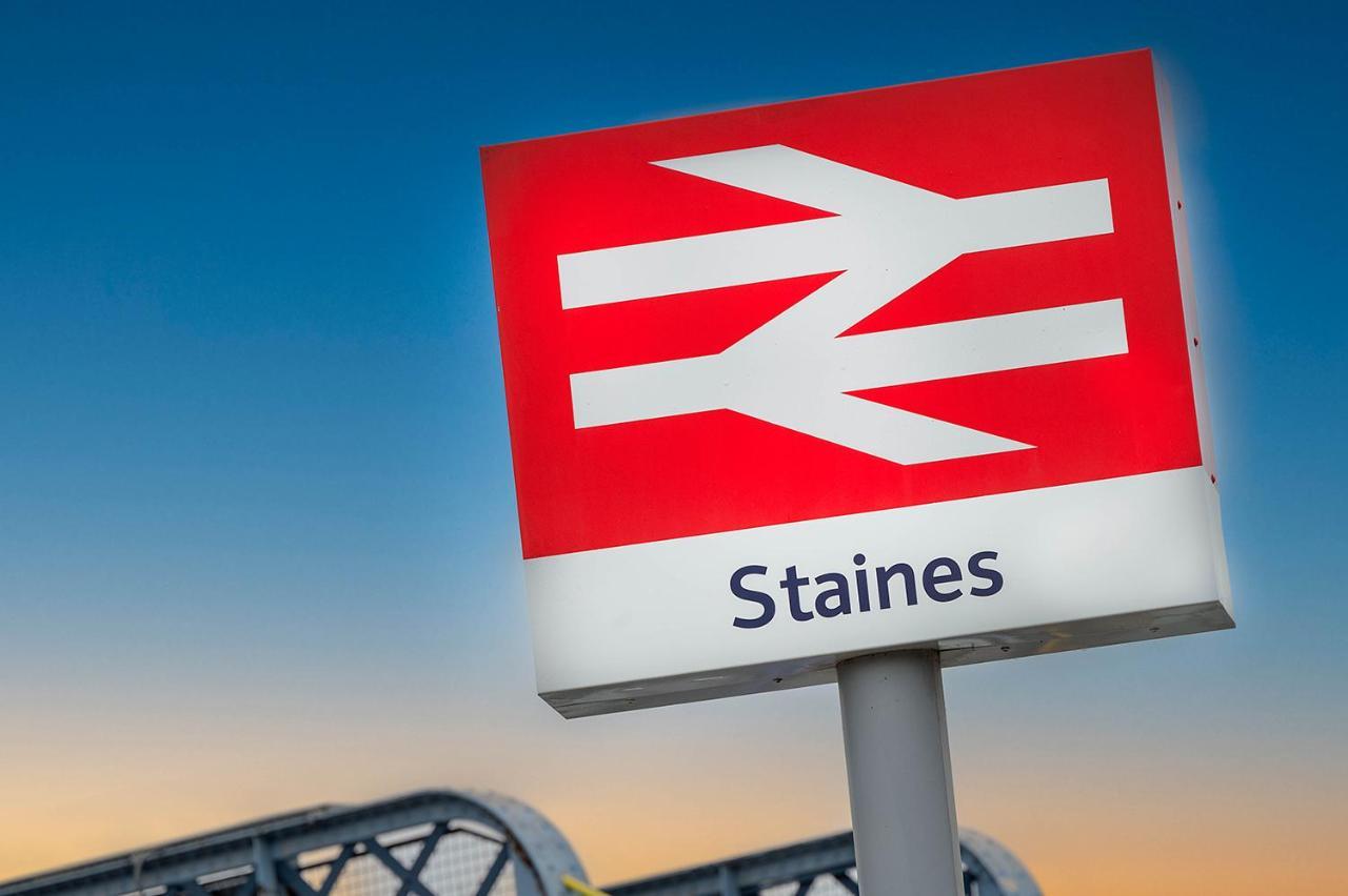 Train Station Serenity Staines-upon-Thames Kültér fotó